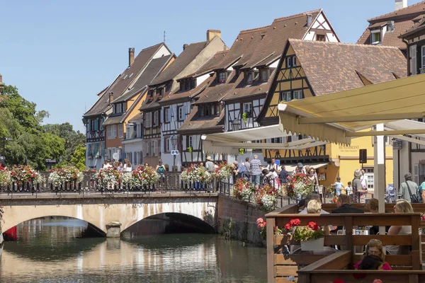 Människor besöker området lite venice med traditionella byggnader i — Stockfoto