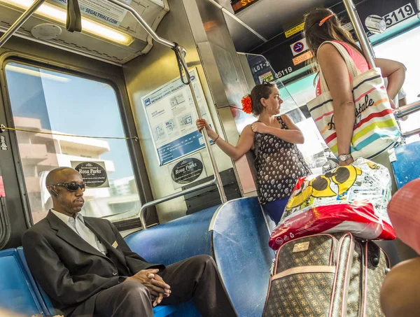 Pessoas no centro da cidade de ônibus Metro em Miami, EUA — Fotografia de Stock