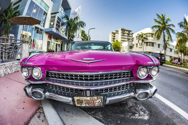 Cadillac rocznika samochodu zaparkowanego na ocean drive w miami beach — Zdjęcie stockowe