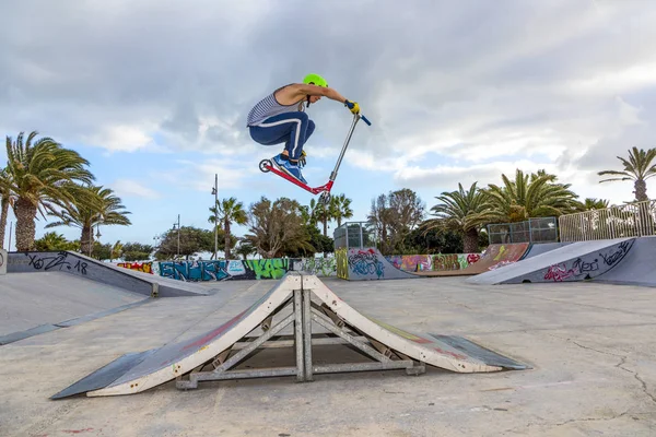 Ragazzo jumping a il skate park oltre un rampa — Foto Stock