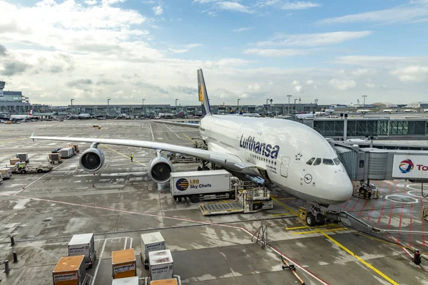 กําลังโหลดเครื่องบินลูฟันซ่า A380 ที่ประตู — ภาพถ่ายสต็อก