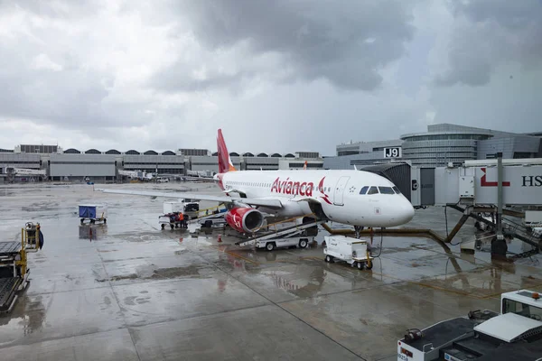 AVIANCA aircraft ready for boarding at Miami international airpo — Stock Photo, Image