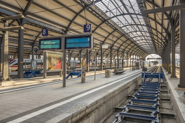 Vlak na vlakovém nádraží Wiesbaden — Stock fotografie