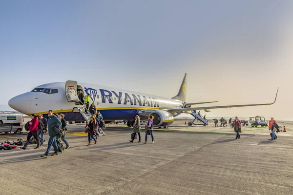 Passageiros que chegam com a Ryanair no aeroporto de Lanzarote e — Fotografia de Stock