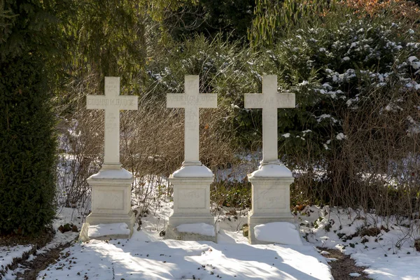 Antigua lápida histórica en el antiguo cementerio de Frankfurt desde el —  Fotos de Stock