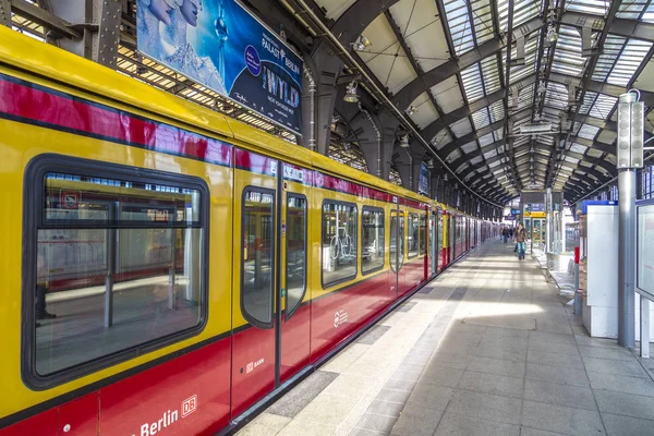 Lidé spěchají na stanici Berlins Central s-Bahn ve Friedrichstras — Stock fotografie