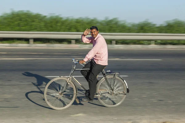 在印度的亚穆纳高速公路上，人们骑自行车 — 图库照片