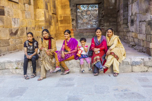 Индийские туристы в красочных праздничных платьях посещают минарет Qut — стоковое фото