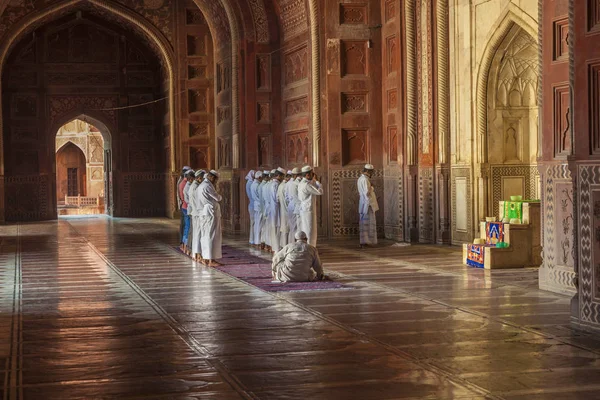 人々はインドのタージ・マハルを訪れモスクで祈ります — ストック写真