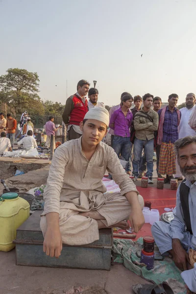 Retrato del vendedor ambulante vendiendo sus productos en el Meena Bazaar Mar —  Fotos de Stock