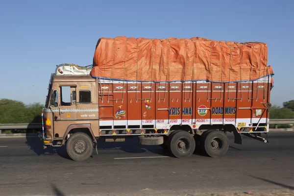 Truck uses the YAmuna express way — Stock Photo, Image