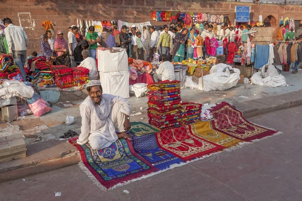 Мусульманин продаёт ковры для молитв на центральном рынке Ми — стоковое фото