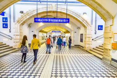 Viyana 'daki Prater tren istasyonundaki insanlar