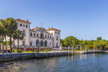 Waterfront mavi gökyüzü altında Miami Vizcaya Müzesi 