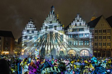 İnsanlar Frankfurt 'taki açık hava ışık gösterisini izliyor.