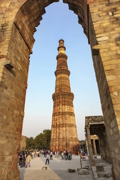 La gente visita Qutb Minar, Delhi, el mundo más alto ladrillo construido m —  Fotos de Stock