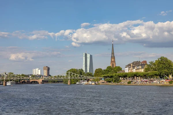 Anorama met rivier Main van Schaumainkai museum gebied in Sachsenha — Stockfoto