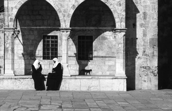 Mujeres árabes se sientan en la pared del templo — Foto de Stock