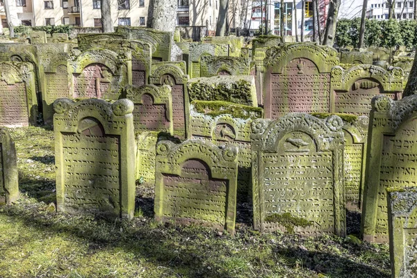 Grafsteen op de oude Joodse begraafplaats in Frankfurt op de zo oproep — Stockfoto