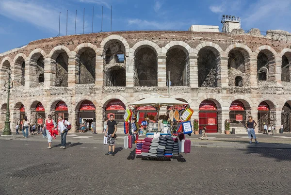 Hawkers prodávají polštáře pro sedění před arénou di vero — Stock fotografie
