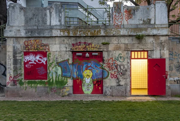 Osvětlené restroom na břehu Dunaje ve Vídni — Stock fotografie