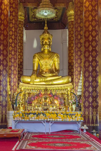 Monastery Wat Na Phramane in Ajutthaya with famous gold buddha — Stock Photo, Image