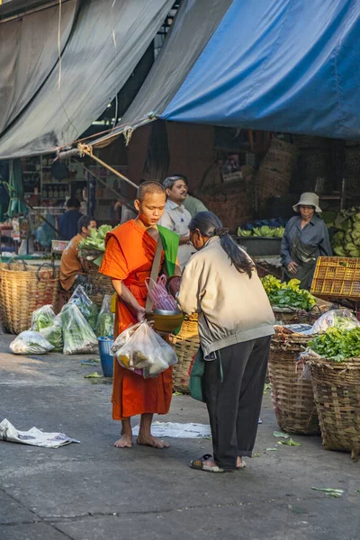 Oamenii donează mâncare călugărului — Fotografie, imagine de stoc