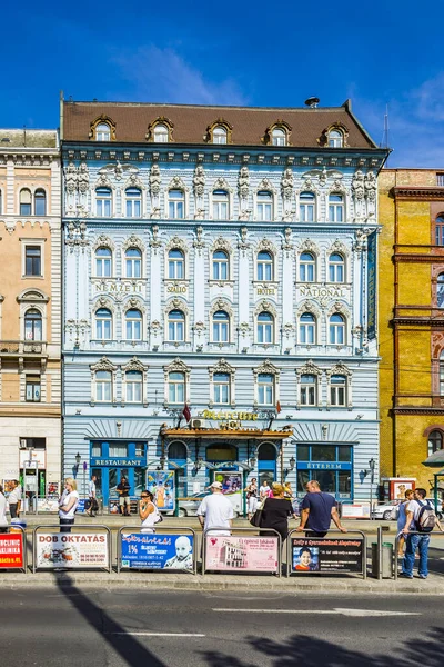 Lidé čekat na autobus v Budapešti, Maďarsko — Stock fotografie