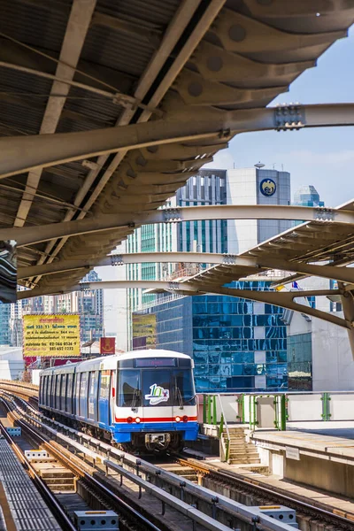 O trem do céu entra em uma estação em Bangkok — Fotografia de Stock