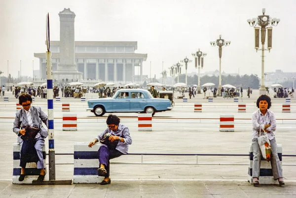Ženy sedí na místě Tchien-an-men v Číně s velmi nízkým provozem — Stock fotografie
