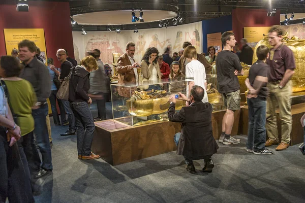 People visit the tut ench amon exhibition in Munich — Stock Photo, Image