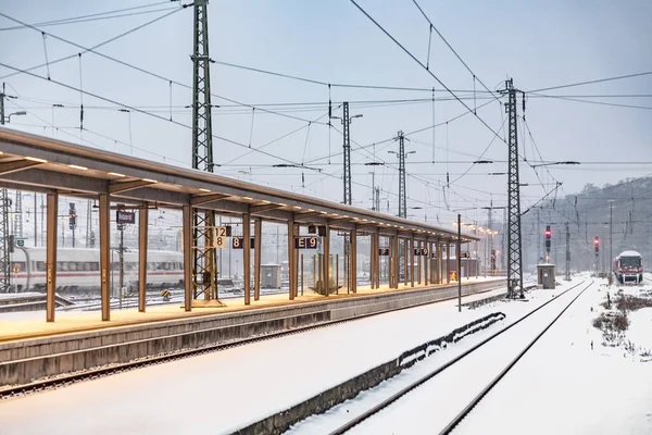 Queda de neve na estação de trem em Wiesbaden — Fotografia de Stock