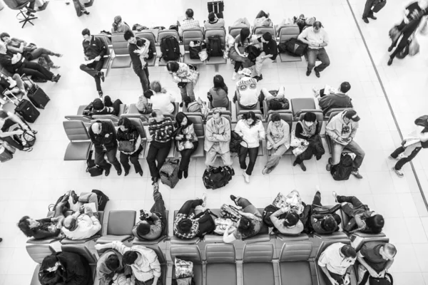 Lidé čekají na lavičkách na odlet svého letu v Suvě — Stock fotografie