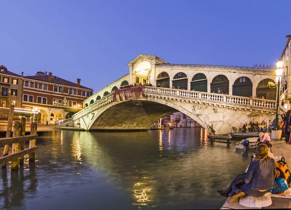 Ponte de Rialto à noite com as pessoas — Fotografia de Stock