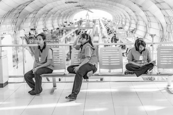 Mají ženy úklidové firmy na nové letiště suvarnabhumi — Stock fotografie