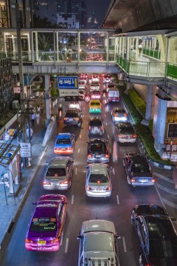 Bangkok 'ta ana yol gece trafiğinde sıkışık. 