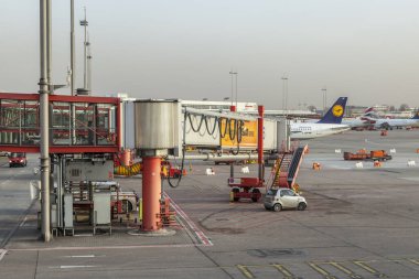 Uçak modern Terminal 2 Hamburg kapısında