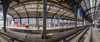 İnsanlar Friedrichstras 'daki Berlins merkez s-Bahn istasyonuna acele ediyor.