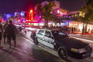 Polis arabası Ocean Drive 'a park ediyor Güney Sahili boyunca Miami' de