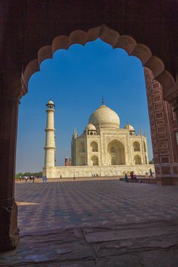 mavi gökyüzünün altında Hindistan Taj mahal 