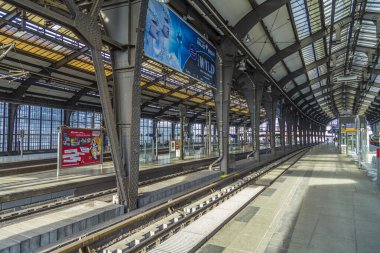 İnsanlar Friedrichstras 'daki Berlins merkez s-Bahn istasyonuna acele ediyor.
