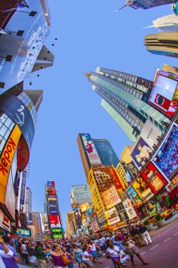 İnsanlar New York 'taki Times Meydanı' ndaki akşamın tadını çıkarıyor. 