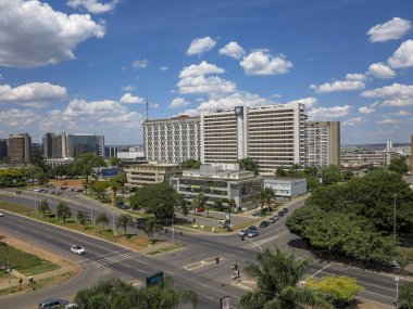 Brasilia 'da sokak geçidi olan modern binalara bakın