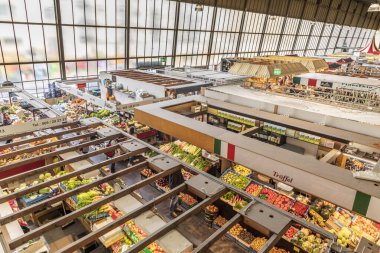 İnsanlar Frankfurt 'taki Kleinmarkthalle' de alışveriş yapmayı seviyor.