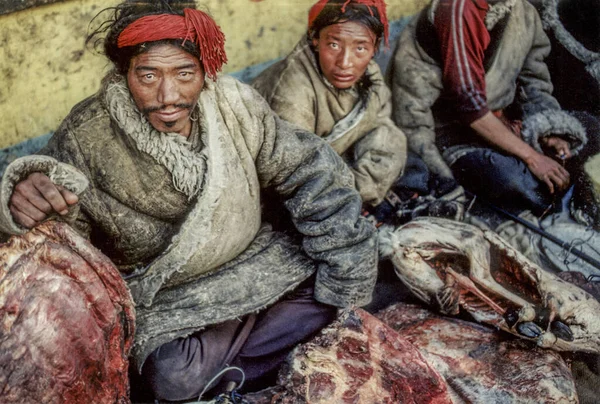 Tibetanska mannen säljer fryst kött på utomhusmarknaden i Lhasa — Stockfoto