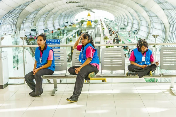 Women of the cleaning company at new Airport Suvarnabhumi have a — Stock Photo, Image