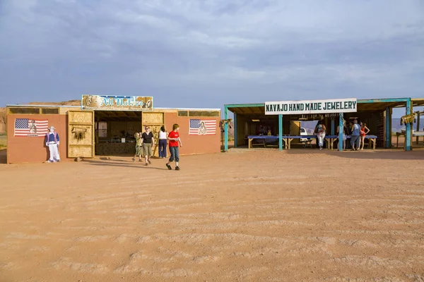 At John Fords point in the monument valley indians sell refreshm — Stock Photo, Image