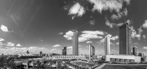 Messeturm und Marriott-Hotel neben Frankfurter Messe — Stockfoto