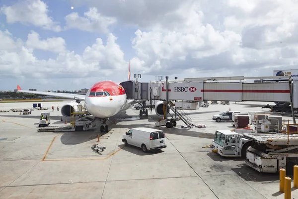 Bolivianska flygplan redo för ombordstigning på Miami internationella airp — Stockfoto