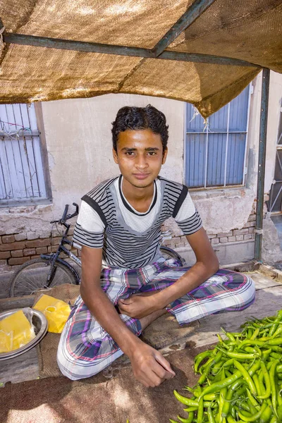 People sell their fresh fruits and vegetables at the outdoor mar — Stock Photo, Image